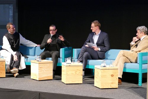 Foto: KU Linz/Dullinger. Podiumsdiskussion. Von links: Abt Dr. Reinhold Dessl OCist (Forum Humanismus Wilhering), Direktor Mag. Chris Müller (Tabakfabrik Linz), Mag. Michael Schäfl (Moderation, OÖN), Vizerektor Univ.-Prof. Dr. Michael Fuchs (KU Linz).
