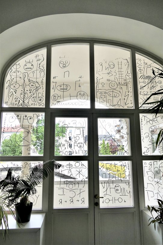 Fensterzeichnungen von Monika Drozynska an verschiedenen Orten der KU Linz. / Drawings on the windows by Monika Drozynska in different places of KU Linz. Foto / Photograph: Susi Winder/Philip Eglauer